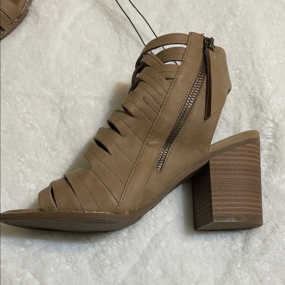Universal Thread Strappy Block Heels - Picture 3 of 14